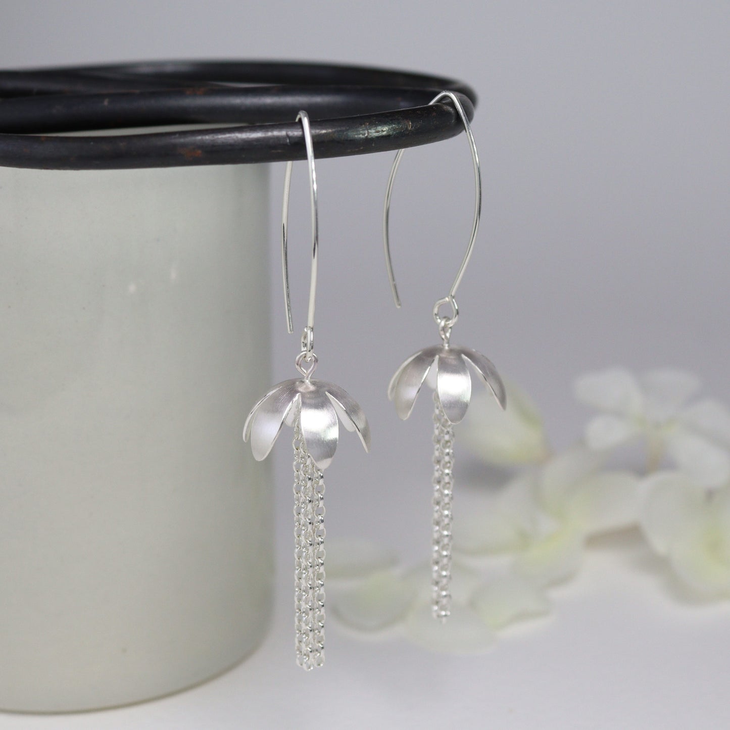 Downward hanging daisy earrings with chain tassels
